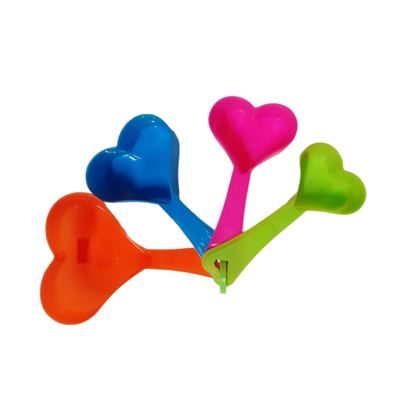 Heart-shaped plastic measuring spoon set