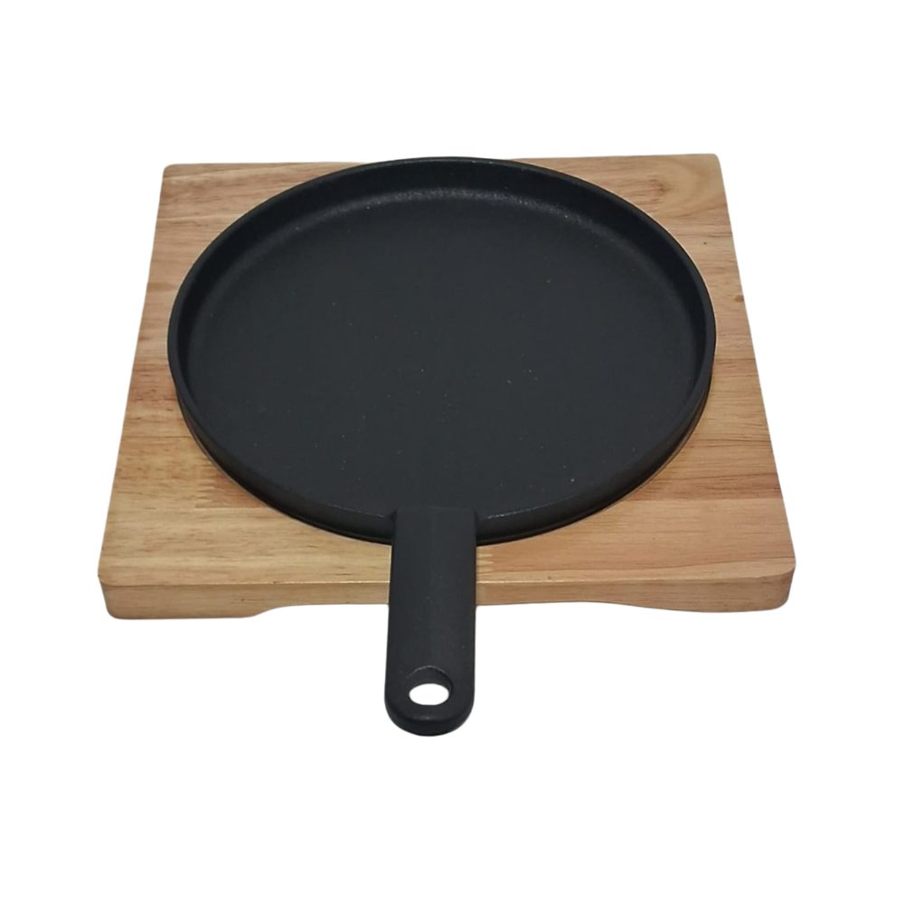 Round cast iron sizzling plate with wooden base