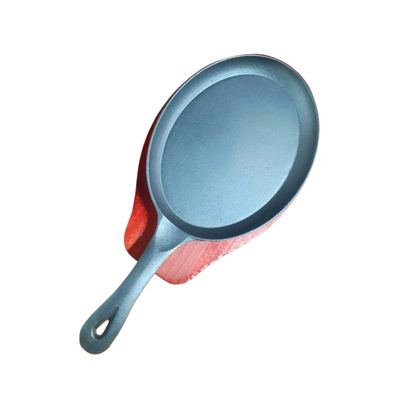 Round cast iron sizzling plate with wooden base